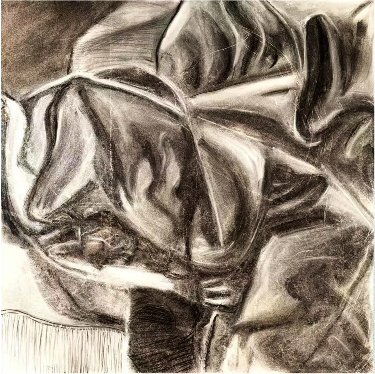 《Cloth excerpt》:炭笔与刮痕描绘织物褶皱。40 × 40 cm。 / Cloth excerpt: fabric folds described through charcoal and scratches. 40 × 40 cm.