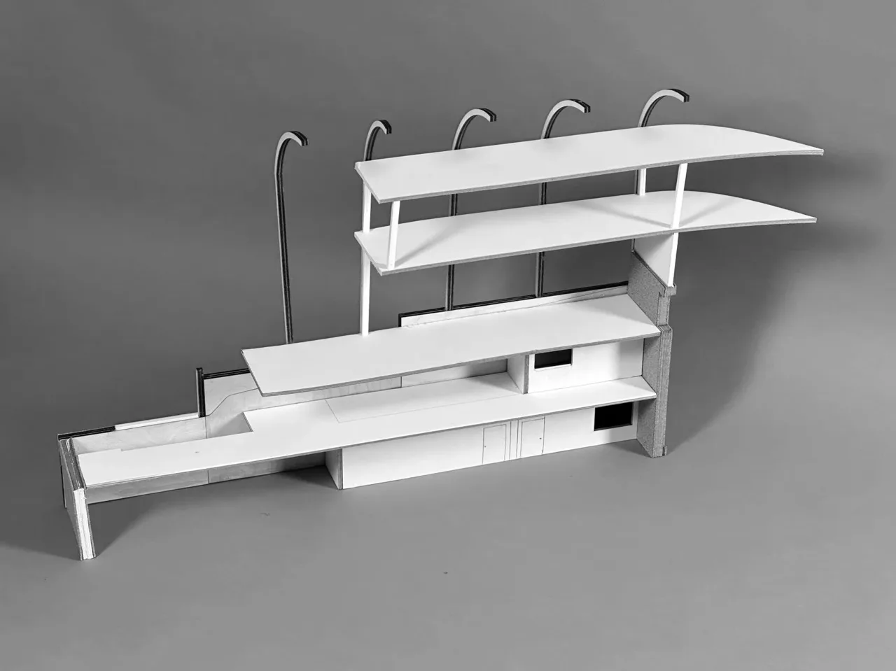 1:50 剖切工作模型，展开楼层、屋顶构件与内部空间。 郑兴增／Tom Zheng，个人课程设计；前期场地调查含协作。 / A 1:50 sectional working model reveals floor levels, roof members and interior spaces. Xingzeng Zheng / Tom Zheng, individual studio design; preliminary site investigation includes collaboration.