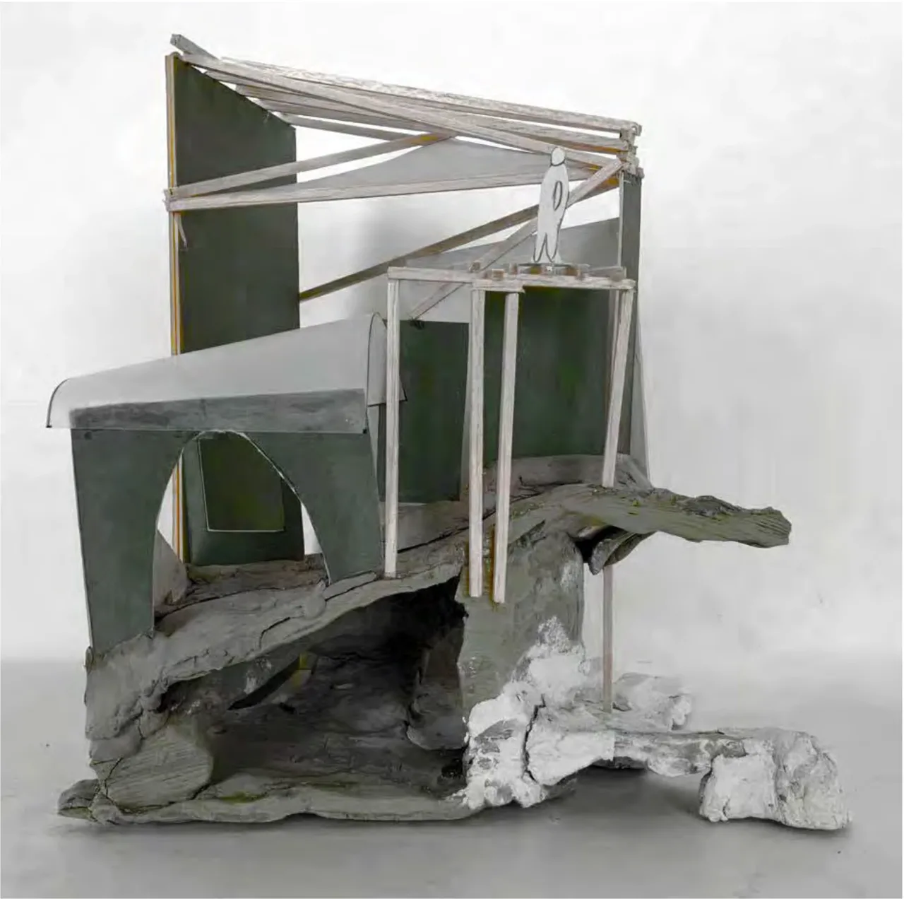 地下音乐空间与地上屋顶组合的实体模型。 / Physical model combining the underground music space with roofs above.