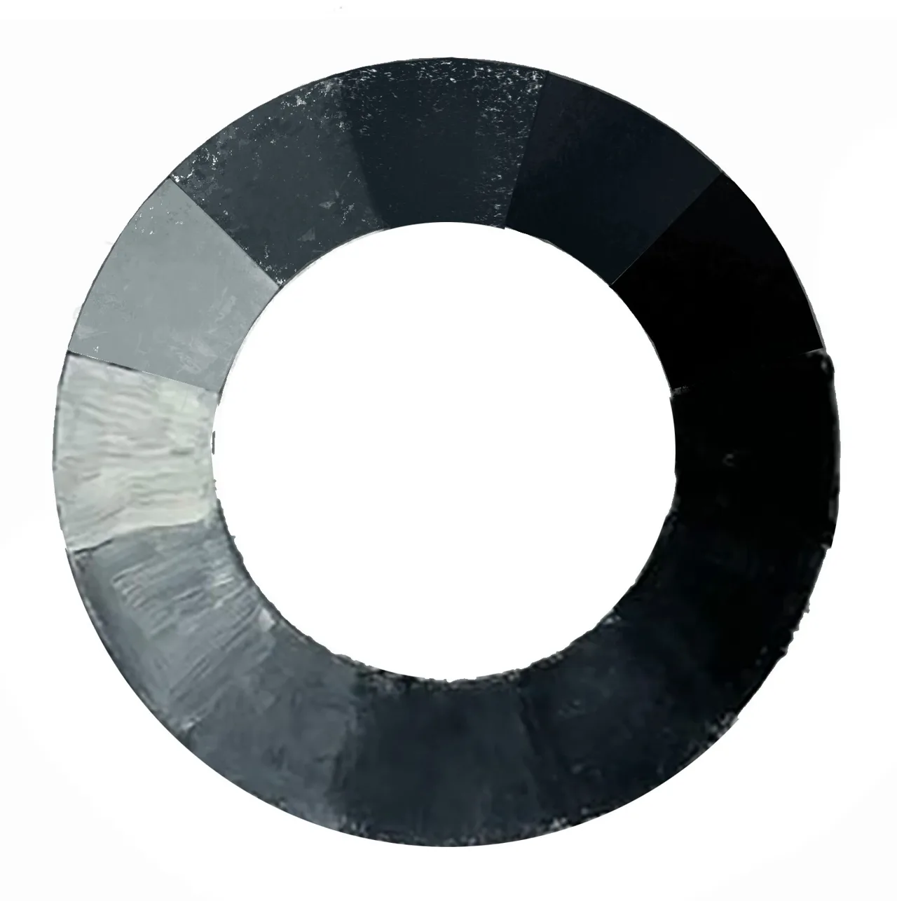 手绘灰阶环:以连续明暗关系观察色值变化。个人课程练习。 / Painted value wheel studying a sequence of light and dark tones. Individual coursework.